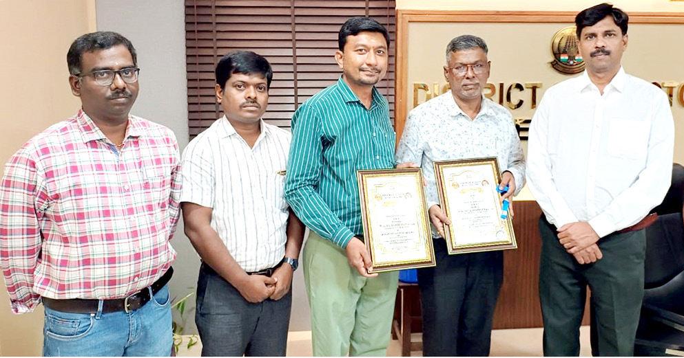 சிறந்த மருத்துவர்களுக்கான விருது பெற்ற மருத்துவர்கள் ஈரோடு ஆட்சியரிடம் வாழ்த்து