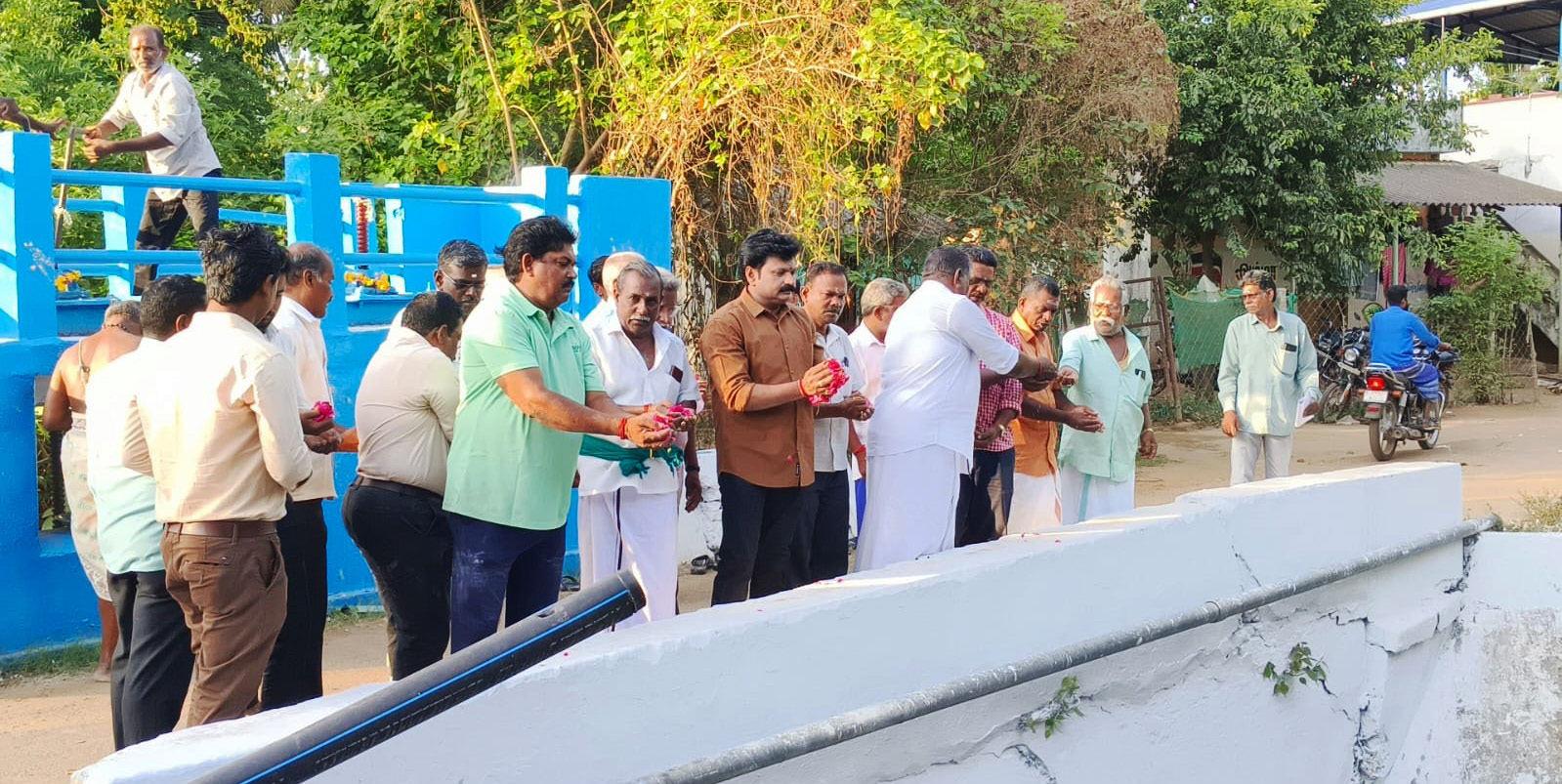 காரைக்கால் நிரவி திரு.பட்டினத்தில் உள்ள 5809 ஏக்கர் விவசாய பயன்பாட்டிற்கு நாக தியாகராஜன் எம்எல்ஏ தண்ணீரை திறந்து வைத்தார்