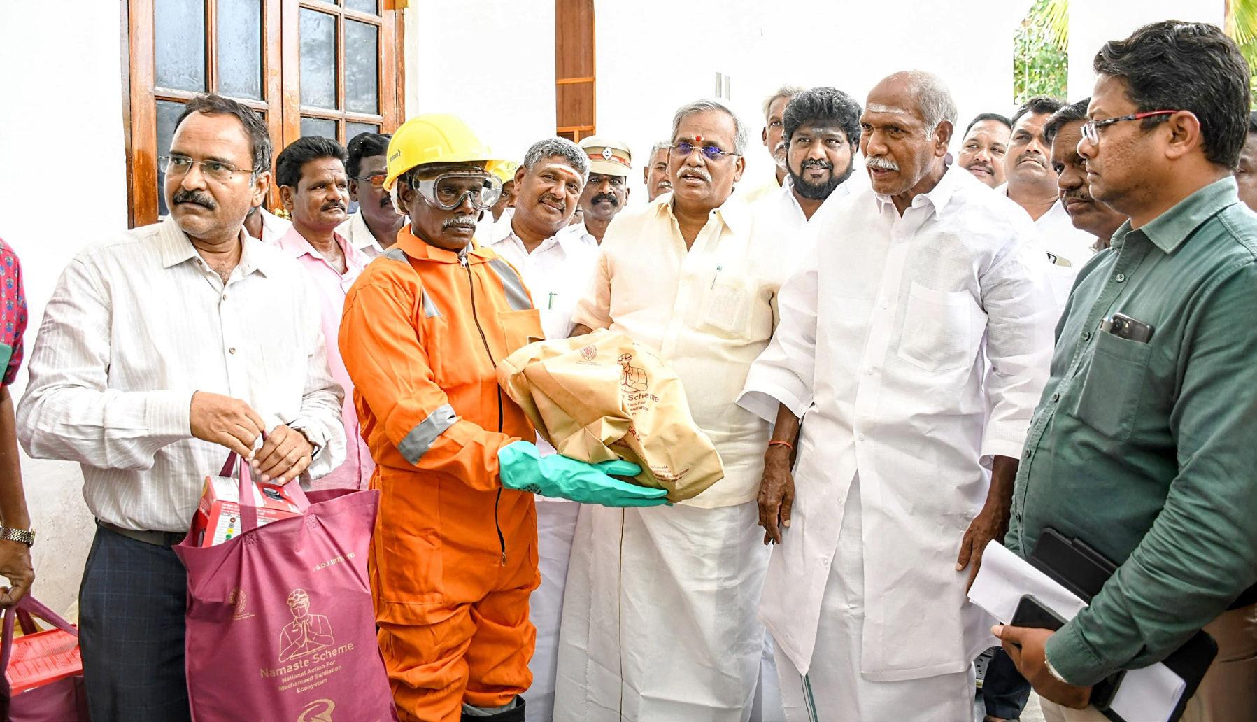 தூய்மை பணியாளர்கள் 243 பேருக்கு பாதுகாப்பு உபகரணங்கள்: முதலமைச்சர் ரங்கசாமி வழங்கினார்