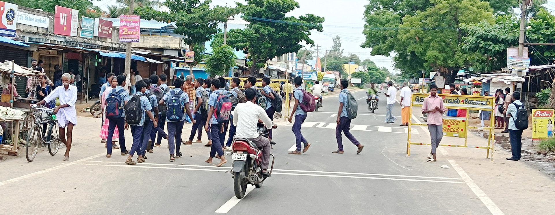 கெடார் அரசு மேல்நிலைப்பள்ளி அருகில் விபத்து தடுப்பு அமைக்க கோரிக்கை