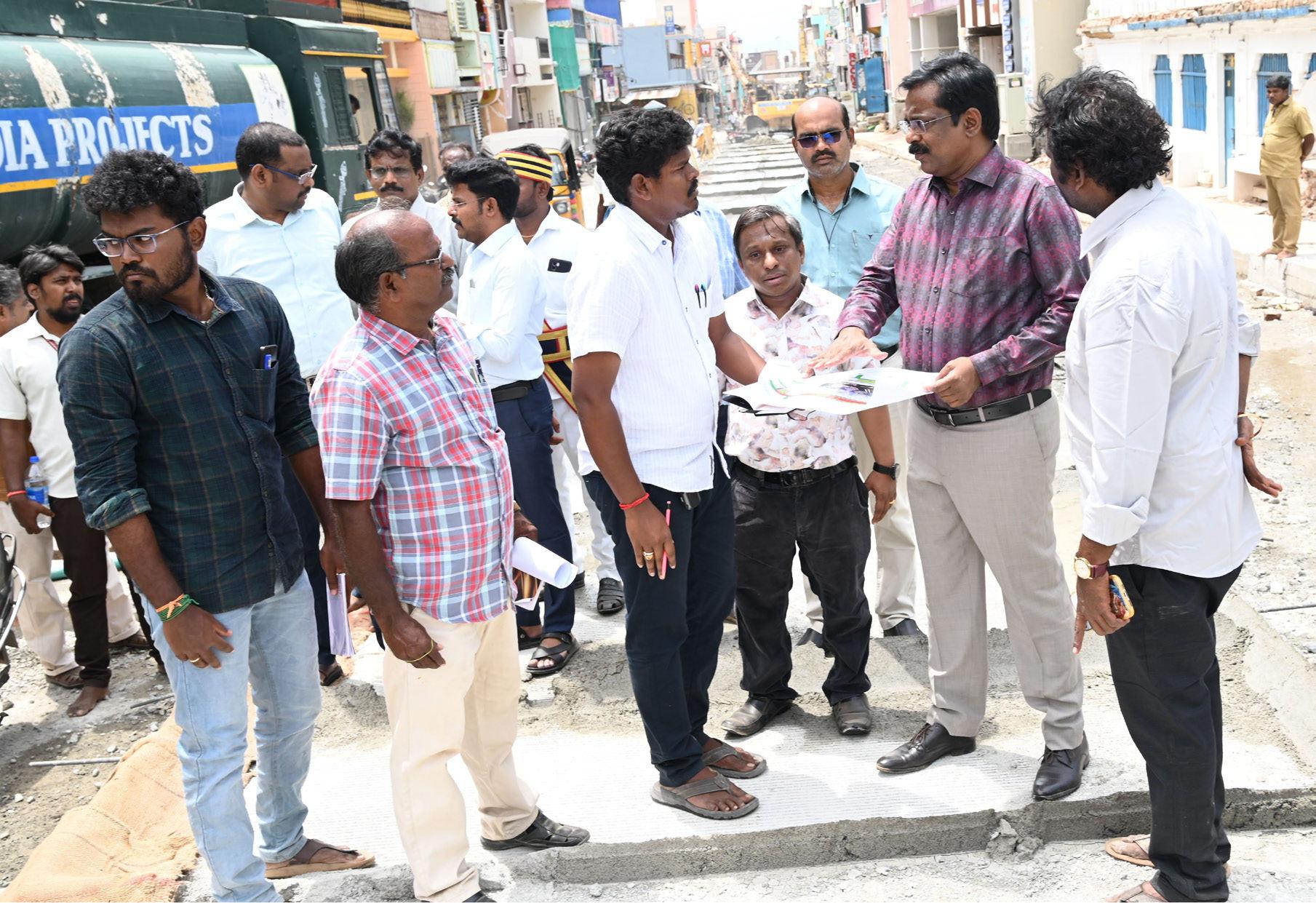 திருவண்ணாமலை அருணாச்சலேஸ்வரர் கோயிலை சுற்றி மாடவீதிகளில் கான்கிரீட் தளம் அமைக்கும் பணி முன்னேற்றம் குறித்து ஆட்சியர் ஆய்வு