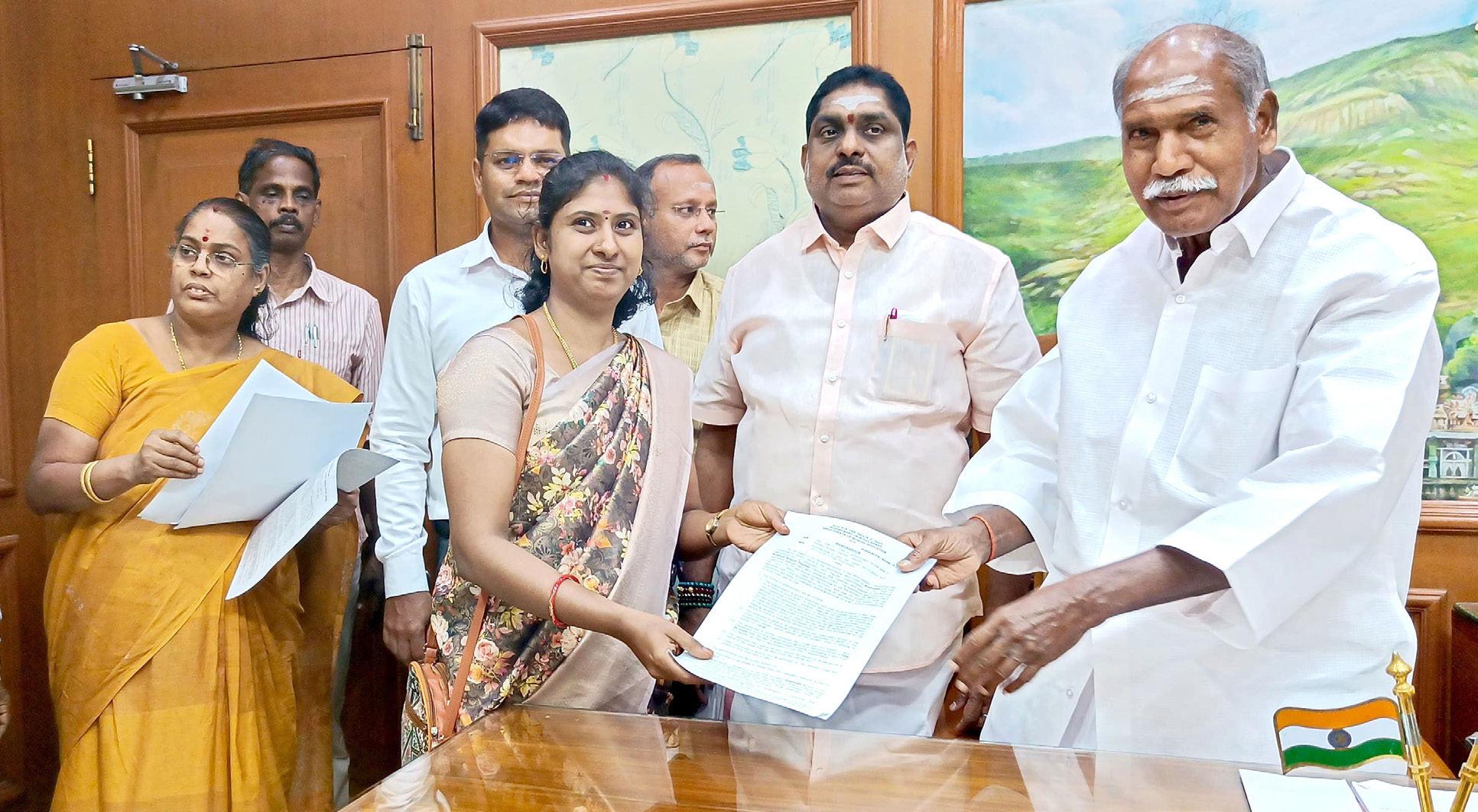 ஆரம்பப் பள்ளி ஆசிரியர்களுக்கு பணி நியமன ஆணை-முதலமைச்சர் ரங்கசாமி வழங்கல்