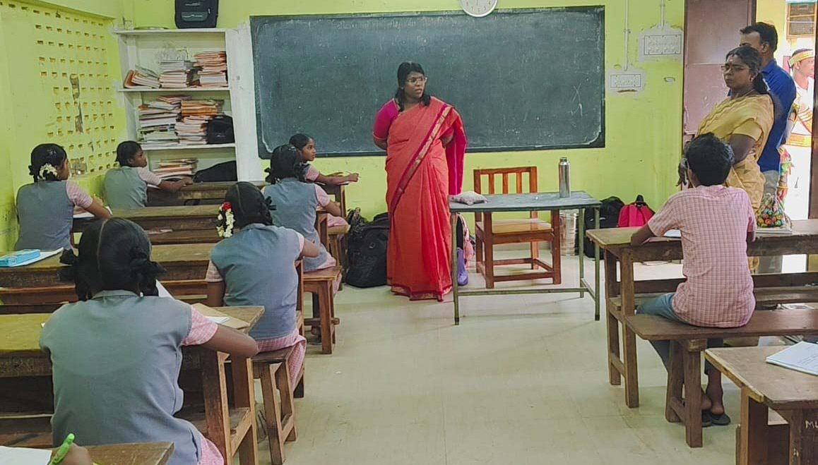 காட்டுப்புதூர் அரசு உயர் நிலைப்பள்ளி மாணவர்களுடன் ஆட்சியர் கலந்துரையாடல்