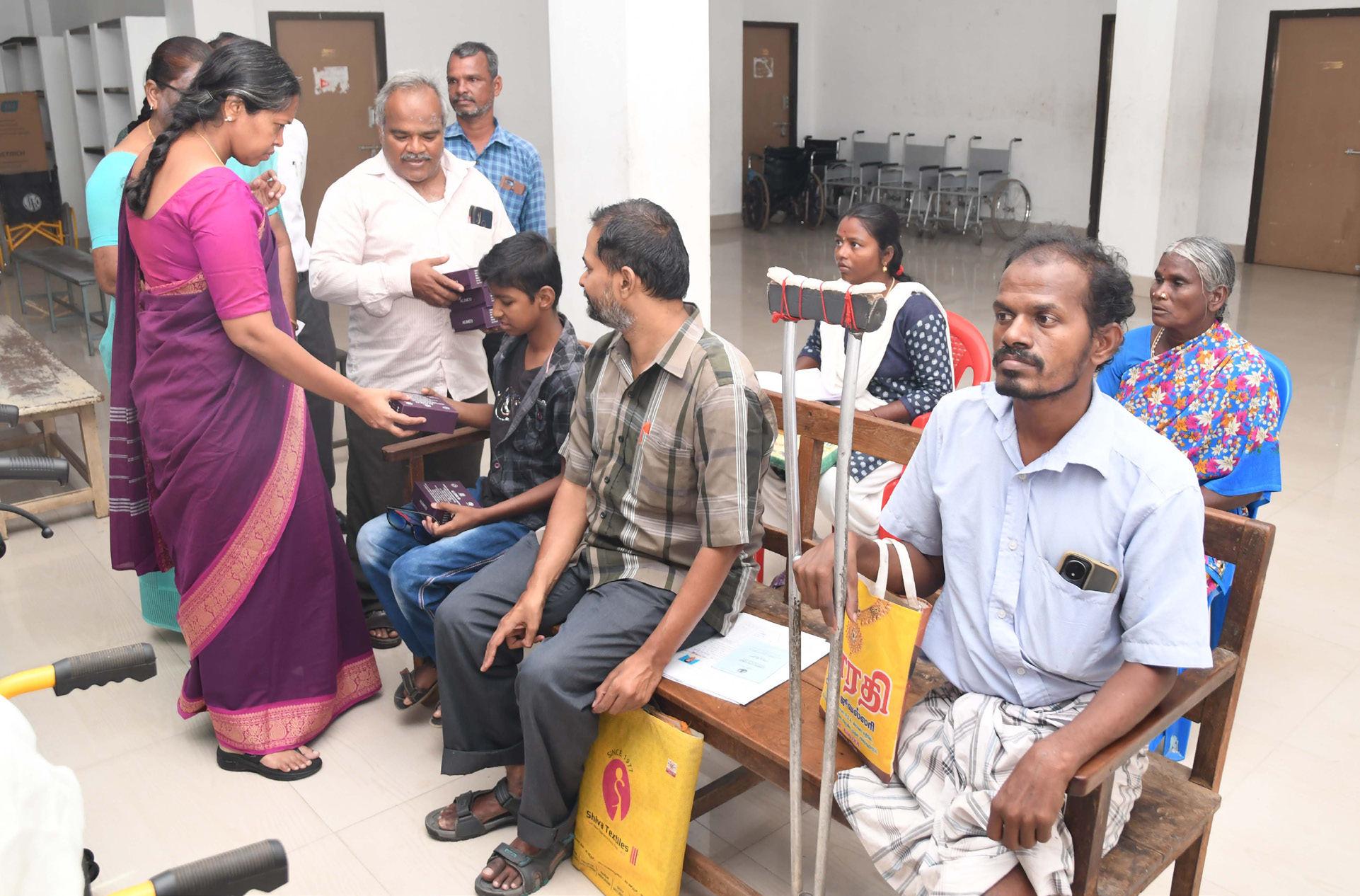 மாற்றுத்திறனாளிகளுக்கு நலத்திட்ட உதவி மக்கள் குறைதீர்க்கும் நாள் கூட்டம்