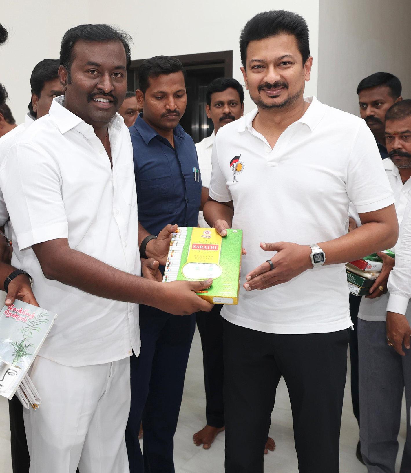 துணை முதலமைச்சர் உதயநிதி ஸ்டாலினிடம் விழுப்புரம் மாவட்ட இளைஞரணி அமைப்பாளர் வாழ்த்து