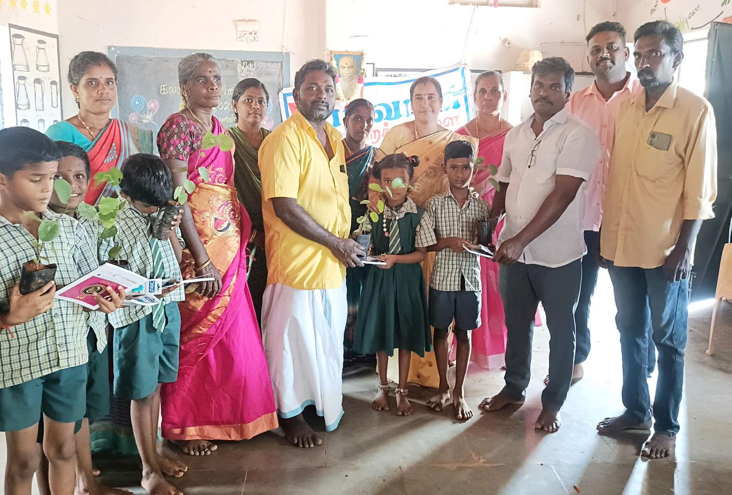 பள்ளி மணவர்களுக்கு எழுது பொருட்கள் வழங்கல்