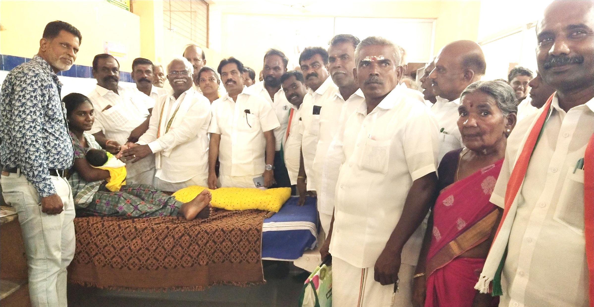 காமராஜர் பிறந்த நாளை முன்னிட்டு அரசு மருத்துவமனையில் பிறந்த குழந்தைகளுக்கு மோதிரம்-ராபர்ட் புரூஸ் எம்பி வழங்கினார்