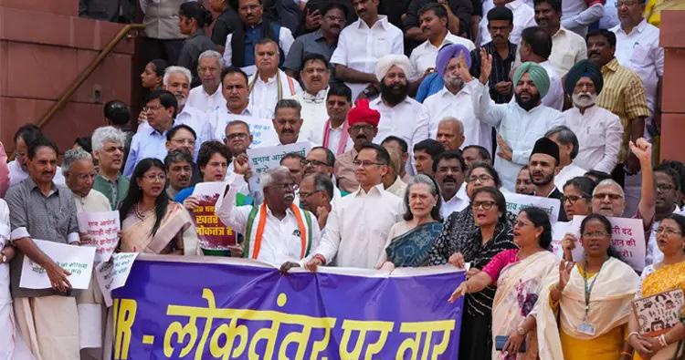 4-வது நாளாக மக்களவை ஒத்திவைப்பு: அவை நடவடிக்கைகள் முடங்கின