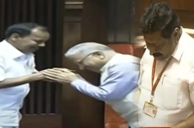 மாநிலங்களவையில் அதிமுக எம்.பி.க்கள் பதவியேற்பு