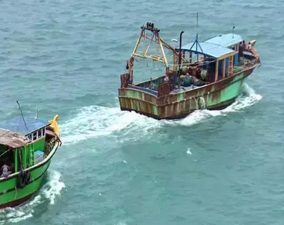 எல்லை தாண்டி மீன் பிடித்ததாக ராமேசுவரம் மீனவர்கள் 9 பேரை கைது செய்த இலங்கை கடற்படை
