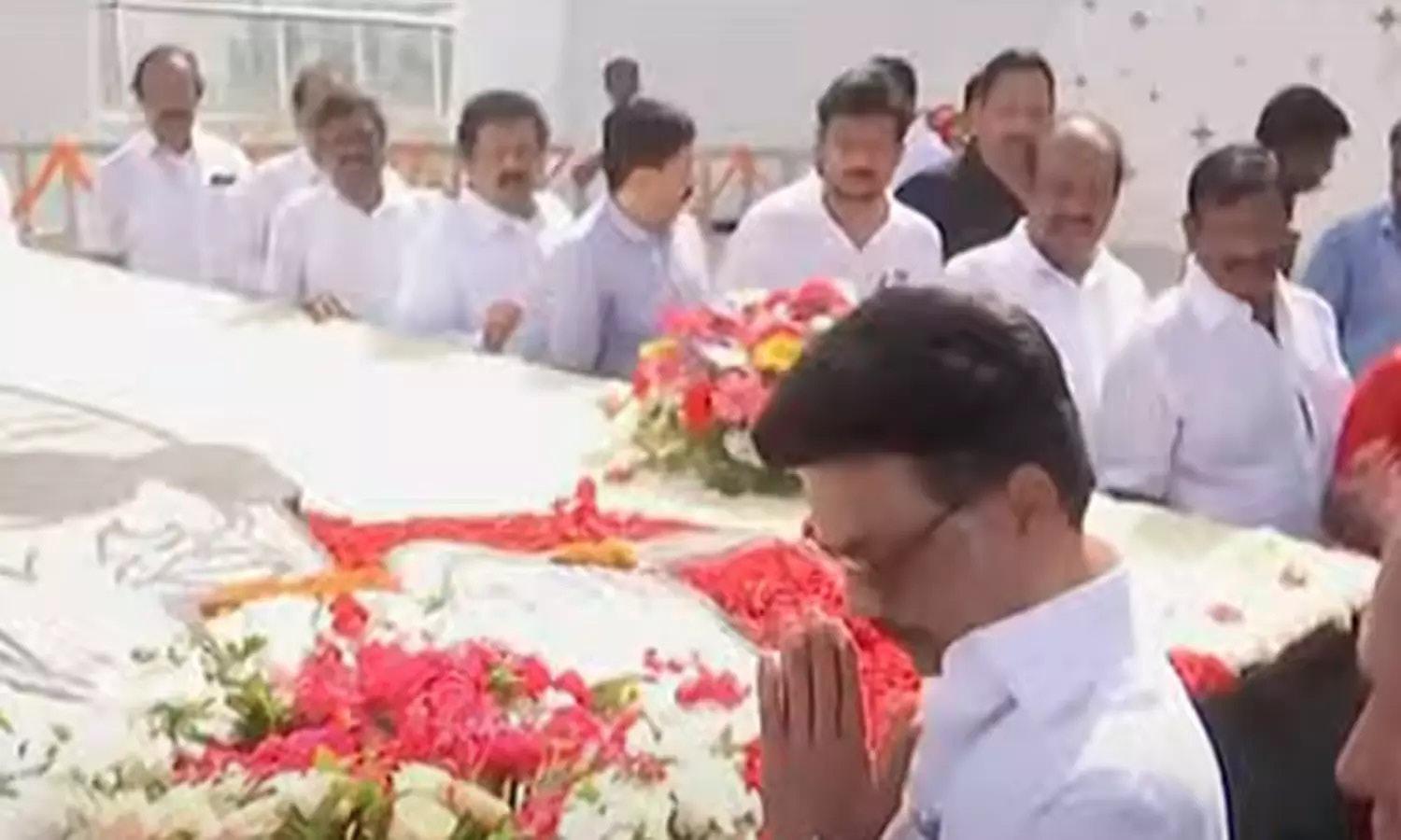7ம் ஆண்டு நினைவு நாள்: கலைஞர் நினைவிடத்தில் மு.க.ஸ்டாலின் மரியாதை