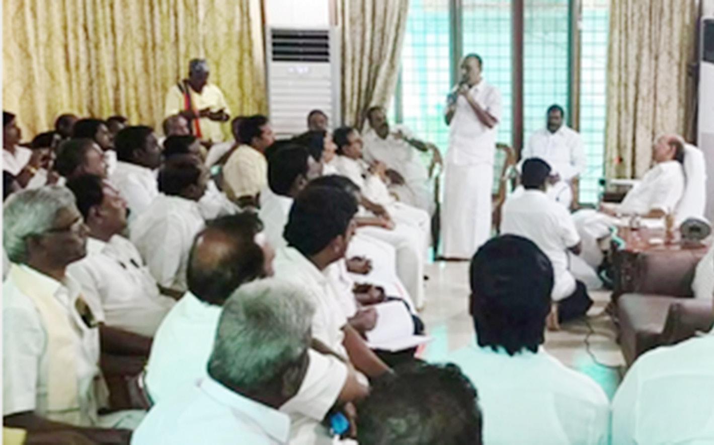 தைலாபுரம் தோட்டத்தில் பா.ம.க. மாவட்ட செயலாளர்களுடன் ராமதாஸ் ஆலோசனை