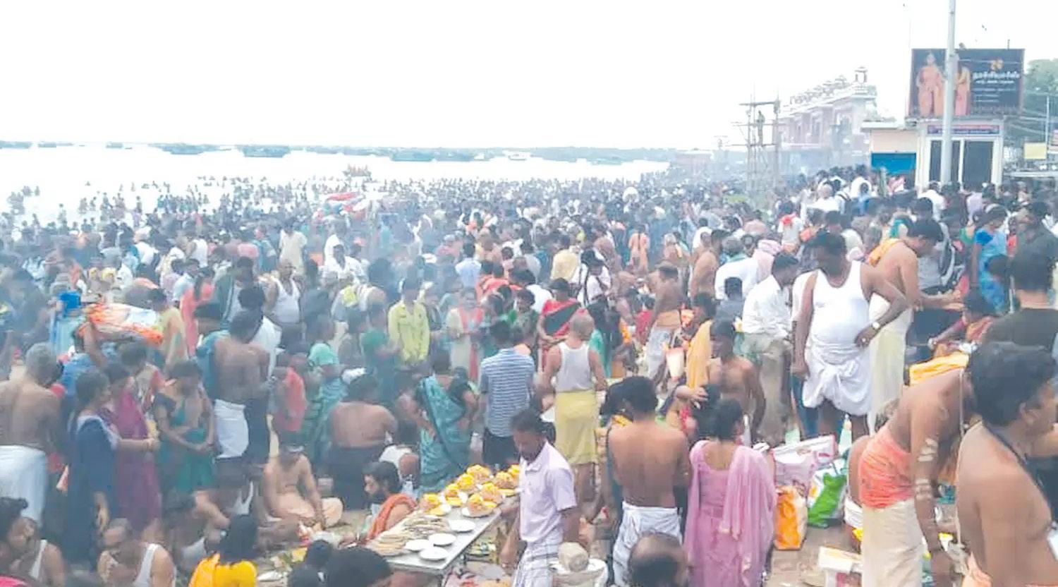 மகாளய அமாவாசை-ராமேசுவரம் அக்னி தீர்த்தக்கடலில் பல்லாயிரக்கணக்கானோர் நீராடி தர்ப்பணம்