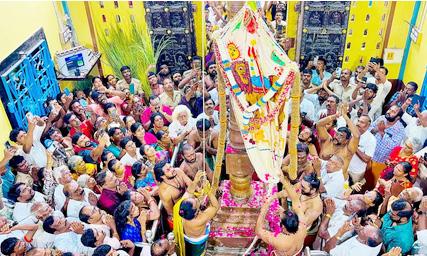 உலக பிரசித்தி பெற்ற குலசை தசரா திருவிழா கொடியேற்றத்துடன் தொடங்கியது