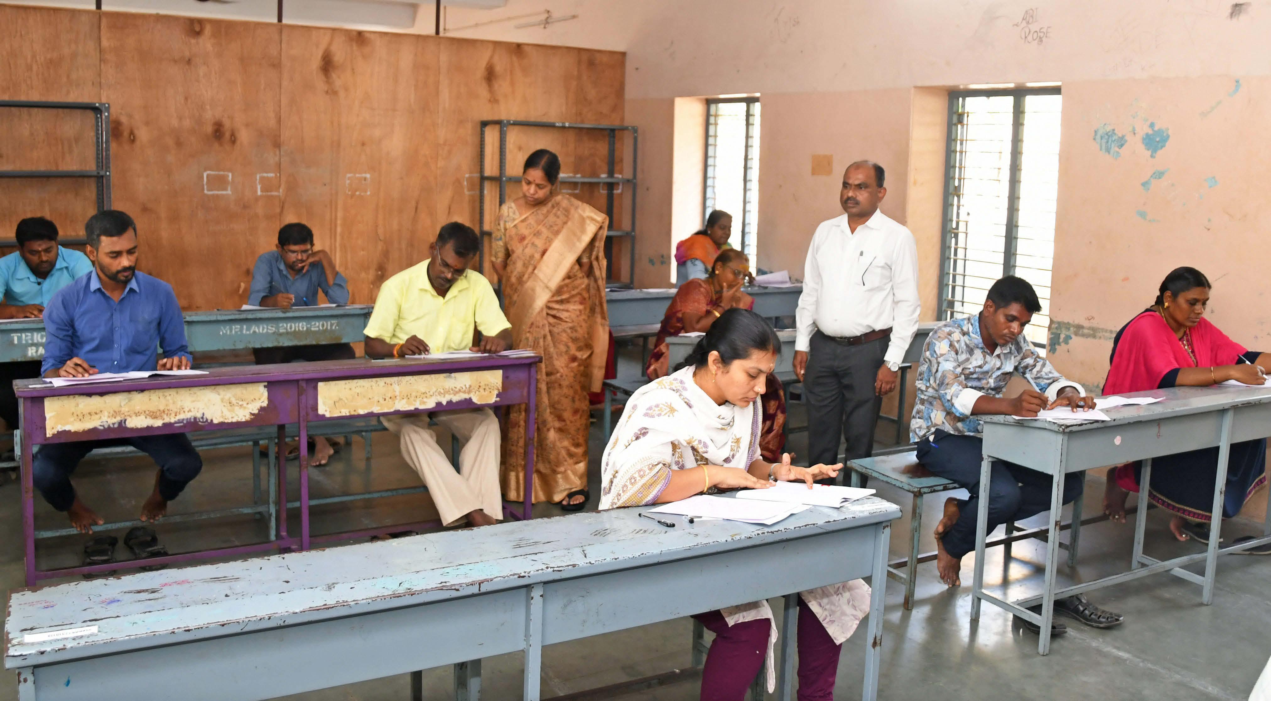 தமிழகத்தில் காலியாக உள்ள முதுநிலை பட்டதாரி ஆசிரியர்களுக்கு தேர்வு