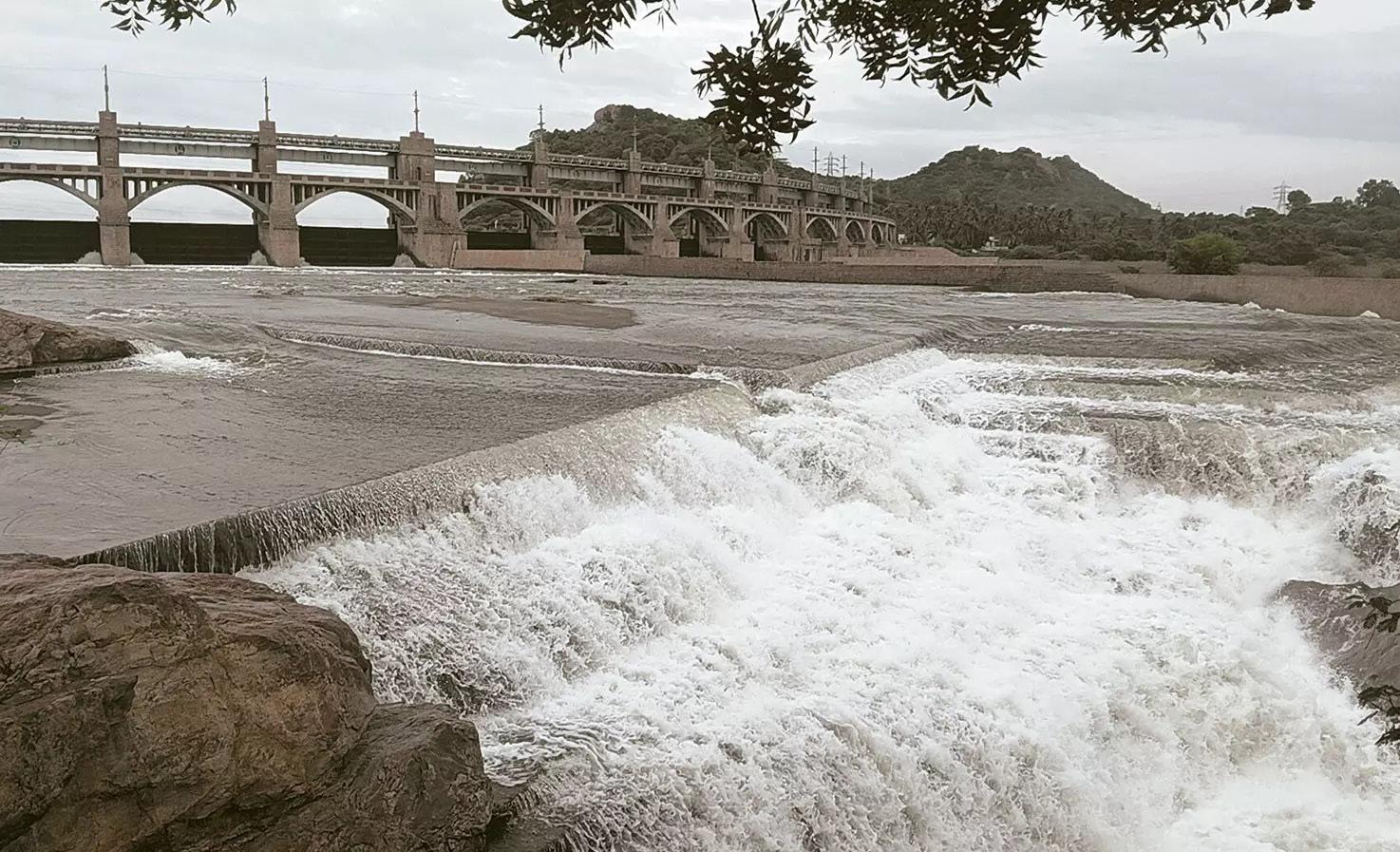 மேட்டூர் அணையில் இருந்து தண்ணீர் திறப்பு 65 ஆயிரம் கனஅடியாக அதிகரிப்பு: 11 மாவட்டங்களுக்கு வெள்ள எச்சரிக்கை