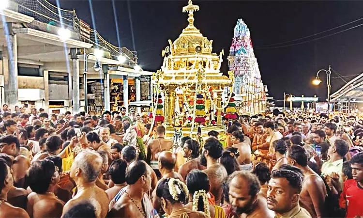 கந்த சஷ்டி விழாவில் நாளை சூரசம்ஹாரம்: திருச்செந்தூரில் குவியும் பக்தர்கள்