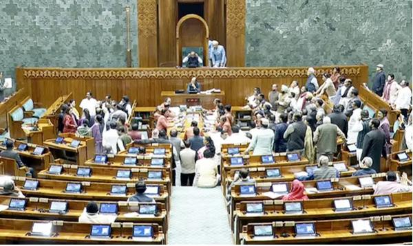 எஸ்.ஐ.ஆர். விவகாரம் எதிர்க்கட்சிகள் அமளியால் இரு அவைகளும் ஒத்தி வைப்பு