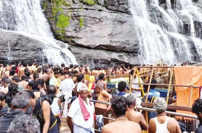 குற்றால அருவிகளில் ஆனந்த குளியல் போடும் சுற்றுலா பயணிகள்