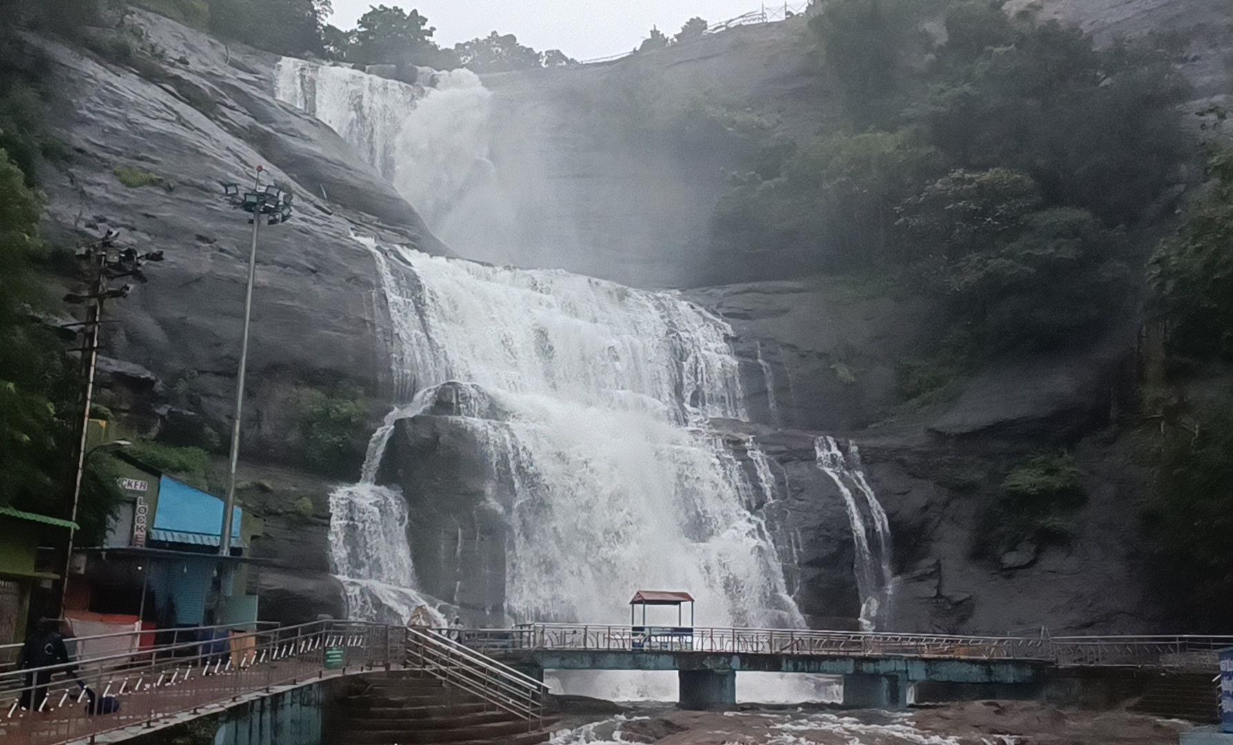 குற்றால அருவிகளில் திடீர் வெள்ளப் பெருக்கு- குளிக்க தடை