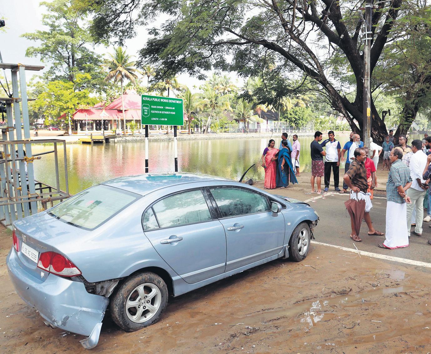 Two Kl Docs Drown As Car Plunges Into River