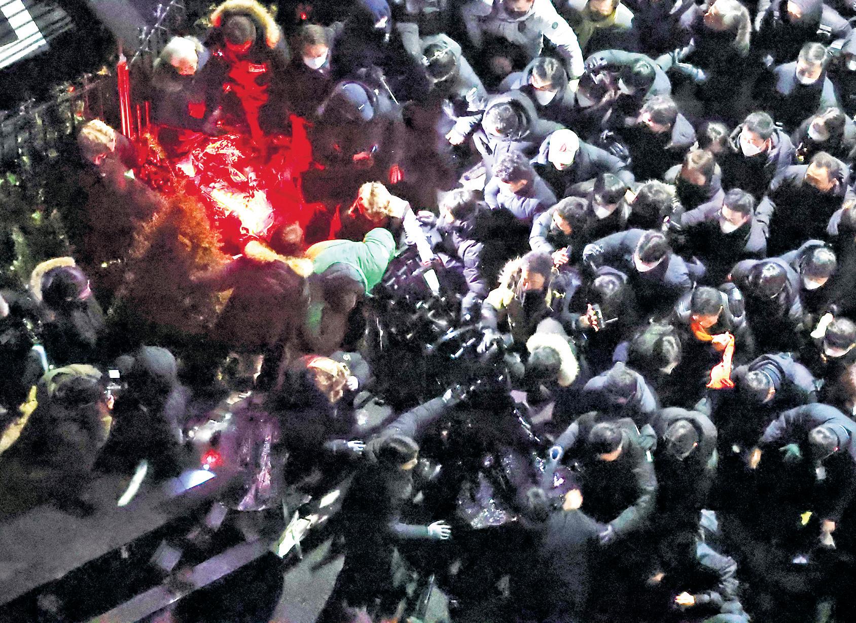 Yoon held after 5-hr standoff