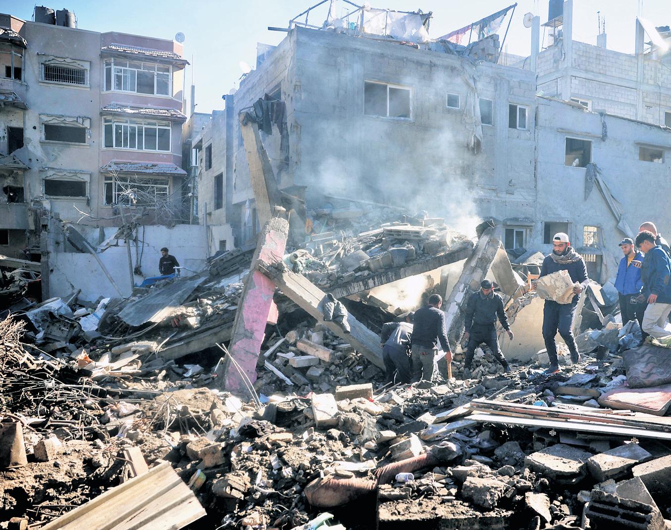 Israel Presses Ground Offensive in Gaza, Urges People to Evacuate Burning Rafah