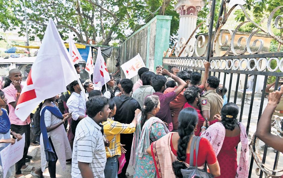 SFI cadre clash with cops over alleged sexual assault of student