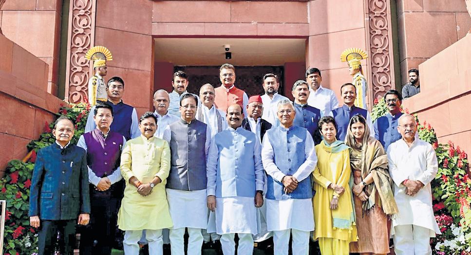 India Rallies Behind Rahul on 'LoP Not Allowed to Speak'