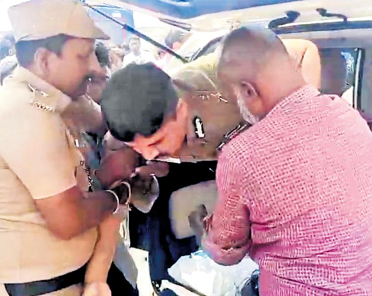 Close shave for Avadi police commissioner in 3-vehicle pileup