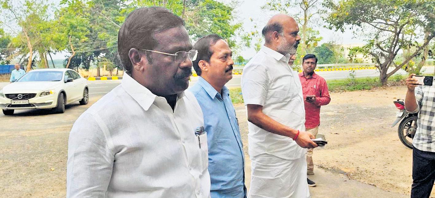 Amid leadership row, PMK cadres call on Ramadoss at Thailapuram