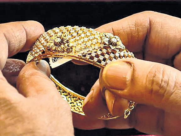 Gold Set to Cross ₹1L Mark on Weak Dollar