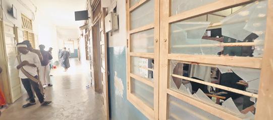 Two convicts hurl insults at judge, break court windows