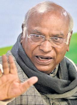 Kharge, Rahul writes to Modi for spl session