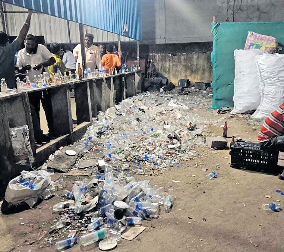 Many bars attached to Tasmac collect entry fee of ₹50 per person per hour in violation of norms