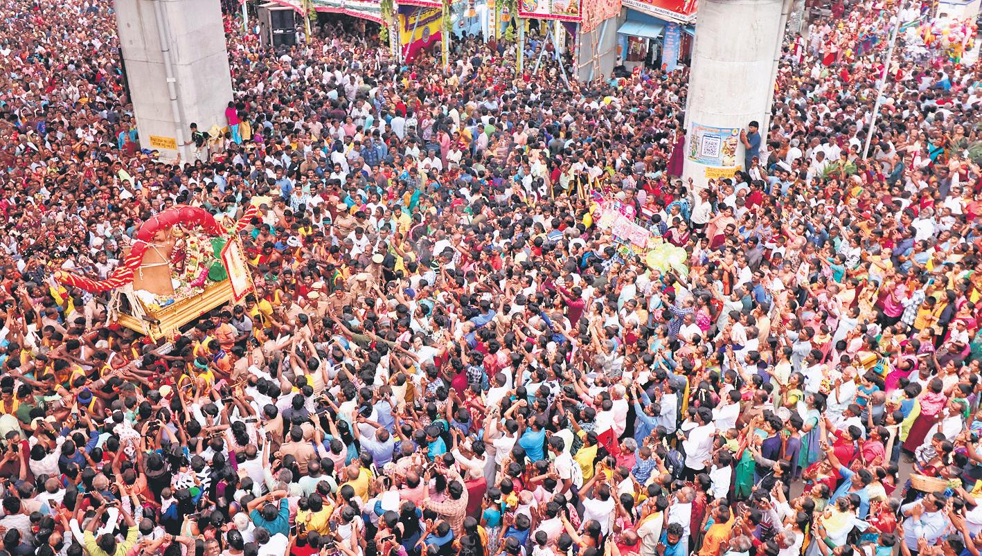 Lord Kallalagar enters Madurai amid fervour