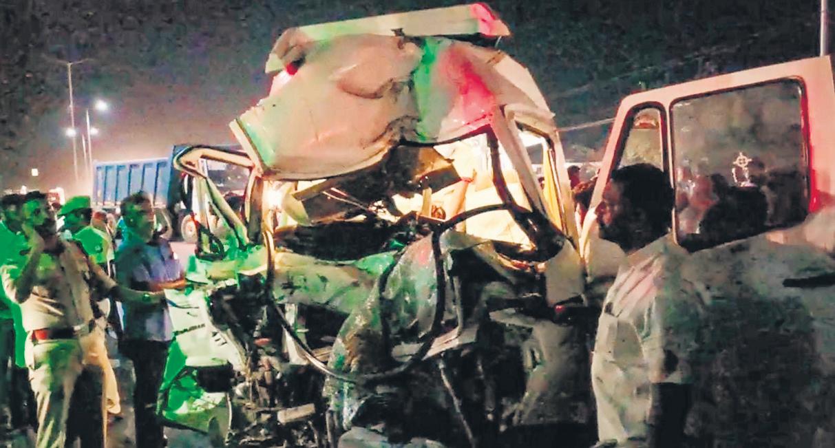 Five killed, 8 injured as van collides head-on with TNSTC bus in Thanjavur