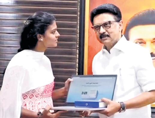 CM gives aid to corporation school students