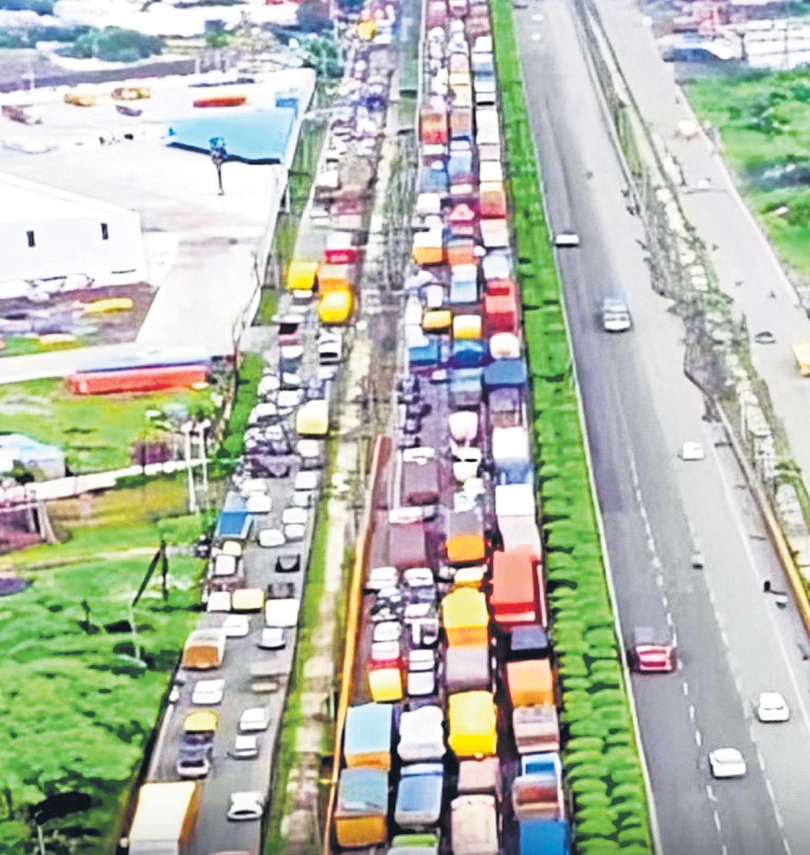 8-km-long traffic jam for 32 hrs kills 3 on Indore outskirts
