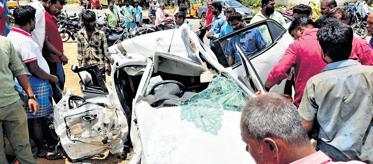 Lorry rams bike, kills 2 schoolboys riding with father