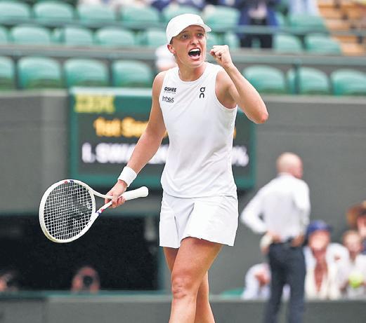 Swiatek marches into semis