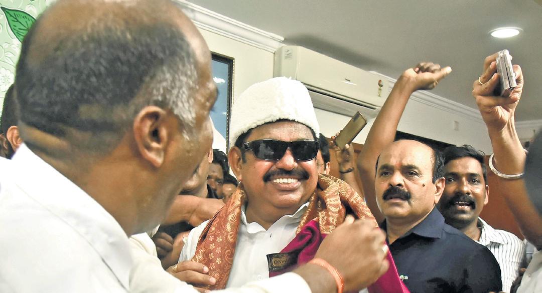 AIADMK row: HC to peruse party's '72 constitution