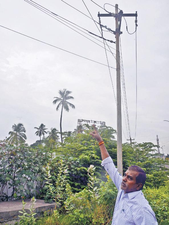 2 days after man killed by snapped cable, transformer still emits sparks