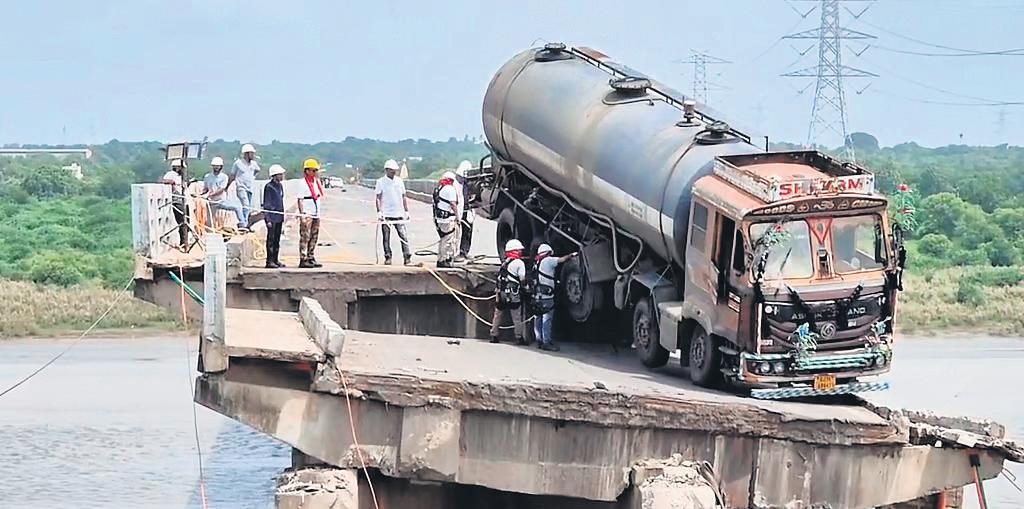 Gujarat CM Orders Removal of Tanker at Bridge Collapse Site