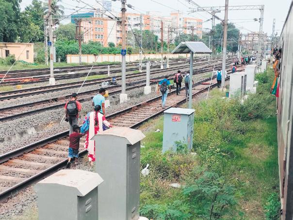 Empty rakes block 3 platforms, 50 passengers forced to jump off local train, run to catch VB
