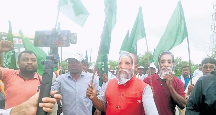 Farmers wearing Shibu Soren masks protest RIMS-2 project