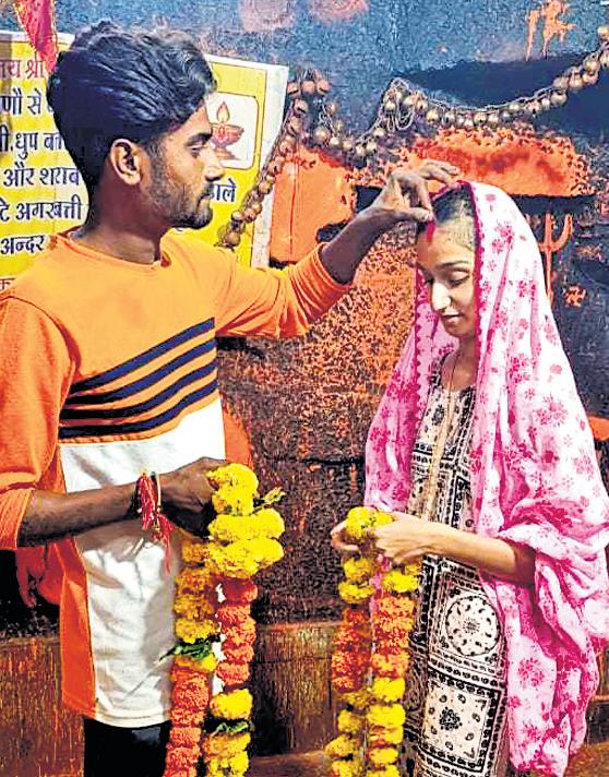 'Jab We Met' redux: Woman leaves home to marry lover; returns with another man