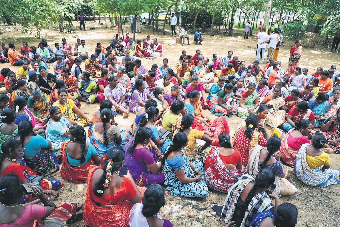 300 Held After 1,000 Sanitation Staff Gather at Park Against Privatisation
