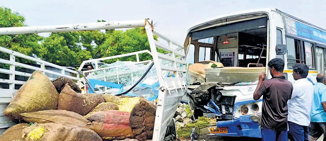 3 die in bus-van collision in T'malai, driver booked