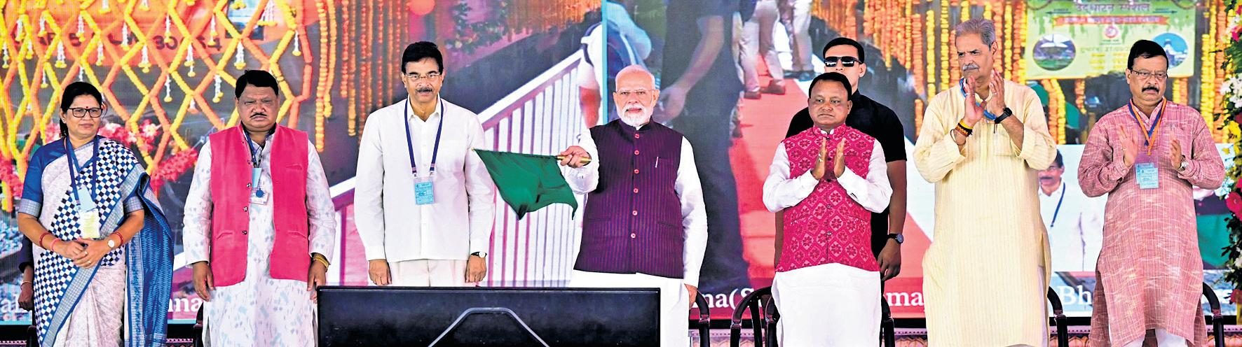 Stay away from 'looter' Congress, says PM